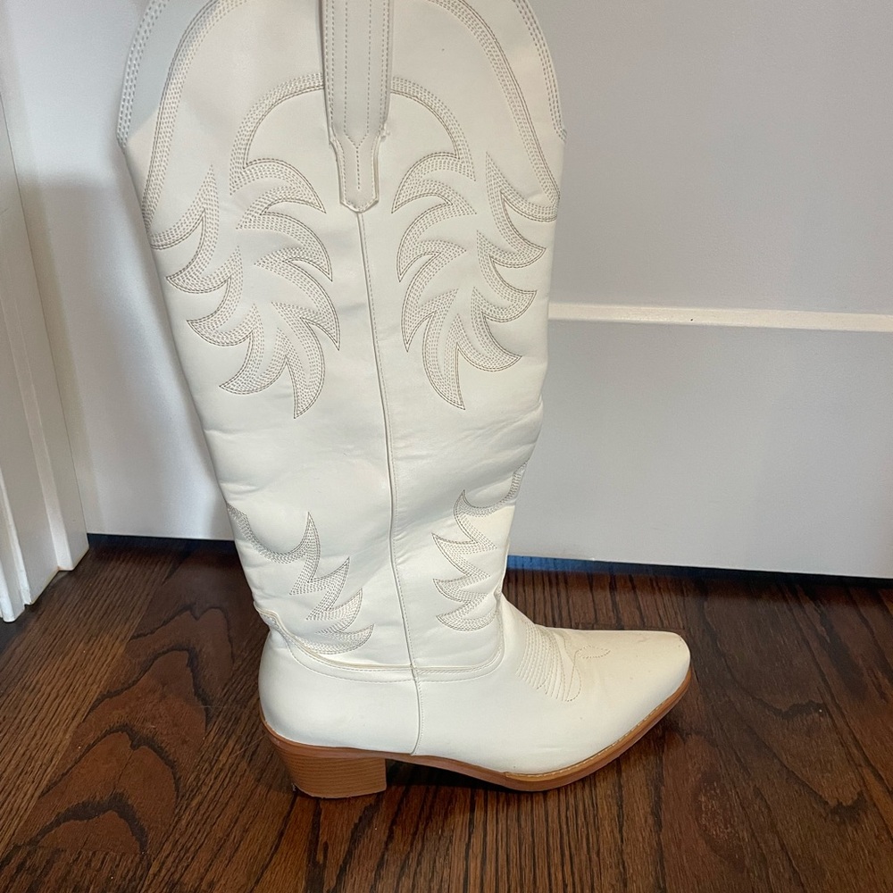 White Western-Style Women's Boots - size 9.5